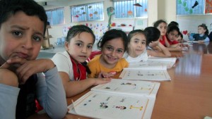 Dans la bibliothèque de Tebnine, les plus jeunes découvrent l’anglais tandis que leurs aînés font du rattrapage scolaire pour pouvoir intégrer les écoles libanaises. © Samuel Nohra